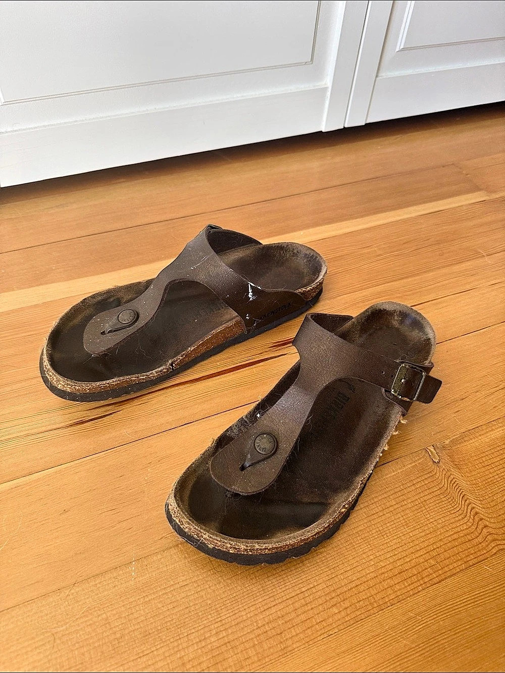 Birkenstock Gizeh Sandals in Brown Leather, 39